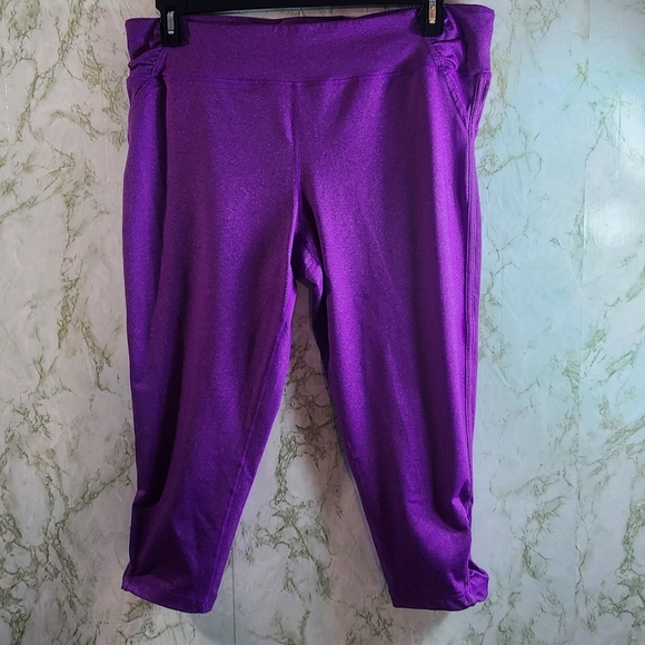 XERSION Fitted Capri Leggings - Picture 2 of 13